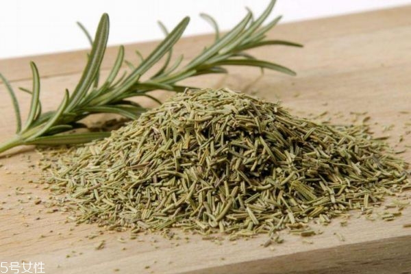 用迷迭香怎么泡茶呢(迷迭香怎么泡茶好喝)