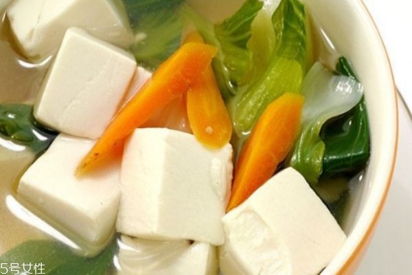 夏天喝什么汤最好(夏天喝什么汤最好最滋补养生)