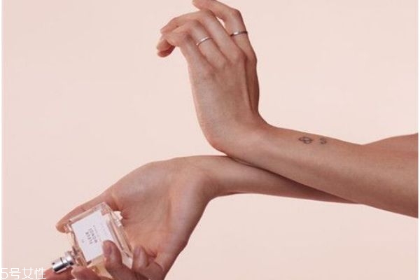 香水的喷抹方法(香水喷洒方法)