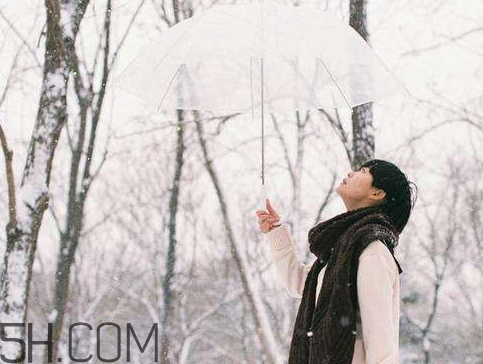 下雪穿什么衣服(下雪穿什么衣服保暖)