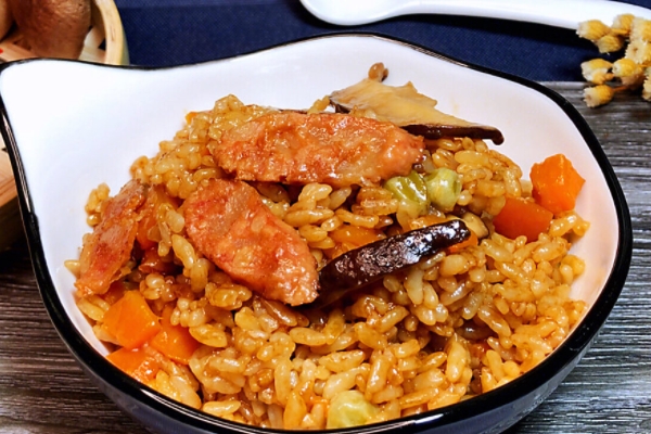 广式香肠煲仔饭注意事项(如何做香肠煲仔饭)