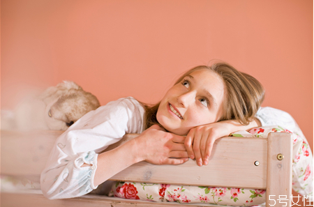 宫内早孕有什么症状(宫内早孕有什么症状及反应)