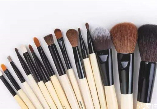 化妆步骤的先后顺序(化妆步骤的先后顺序图)