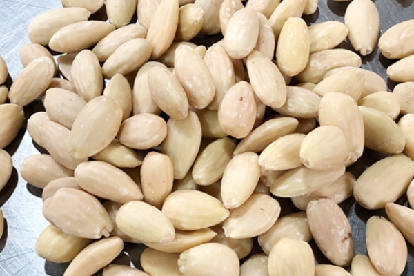 巴旦木吃多了会中毒吗(巴旦木吃多了会中毒吗)