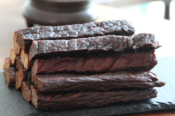 牛肉干吃多了会便秘吗(牛肉干吃多了会便秘吗)