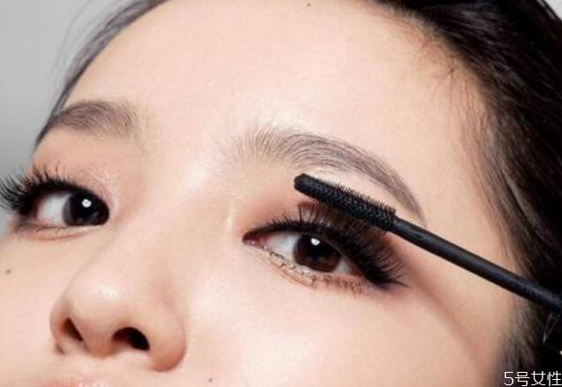 睫毛膏如何卸干净(睫毛膏怎么卸干净)