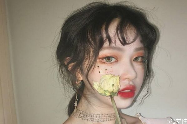 如何化妆可以保持一天(怎么化妆可以保持一天)