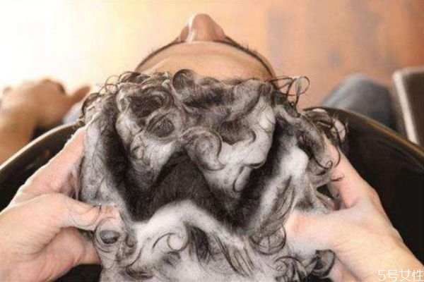 孕妇可以用洗发水吗(孕妇可以用什么牌子的洗发水) 孕妇可以用洗发水吗(孕妇可以用什么牌子的洗发水)