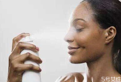 带妆补水的具体方法(带妆如何补水)