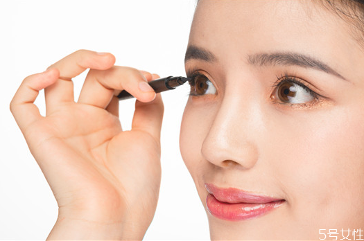 画眼线的正确步骤(纹眼线怎么做)