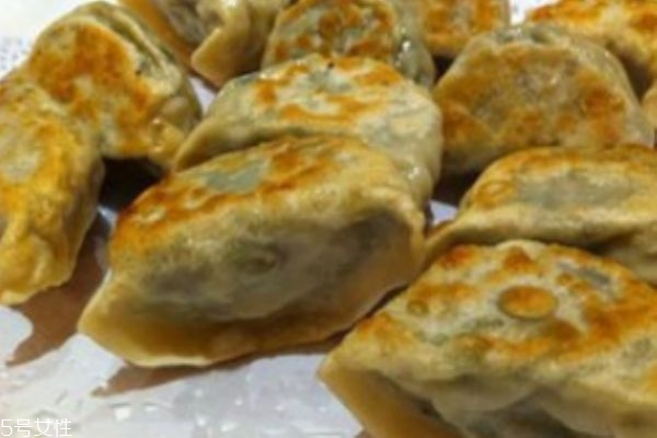 煎饺不粘锅的技巧(煎饺不粘锅窍门)