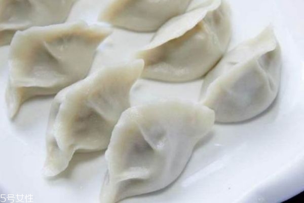 煮饺子用温水(煮饺子用温水和面还是凉水和面) 煮饺子用温水(煮饺子用温水和面还是凉水和面)