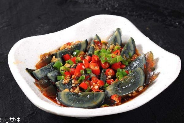 如何判断皮蛋变质(皮蛋会变质吗如何判断皮蛋变质)