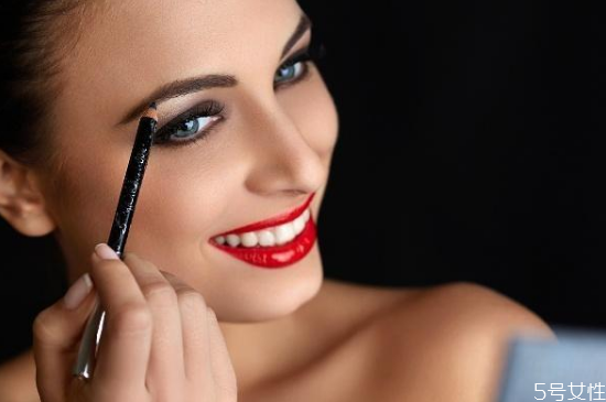 如何判断眉笔保质期(怎么判断眉笔是否过期)