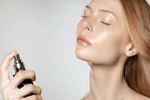 定妆喷雾在粉饼前用还是后用(定妆喷雾是用在粉饼之前还是之后)