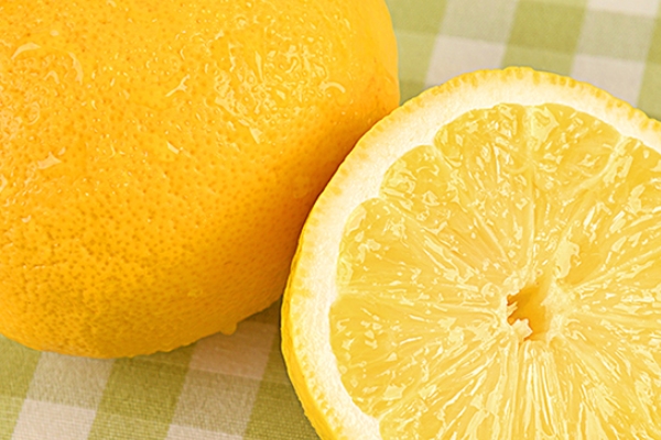 孕妇喝柠檬水能止吐吗(孕妇喝柠檬水可以止吐吗)