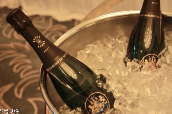 人们为什么爱起泡酒(起泡酒为什么会起泡)