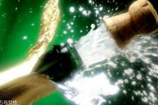 香槟和起泡酒的区别(起泡酒和香槟的区别)