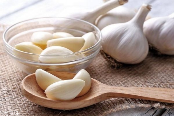 大蒜如何保存(大蒜如何保存不发芽 五种方法简单解决大蒜发芽问题)