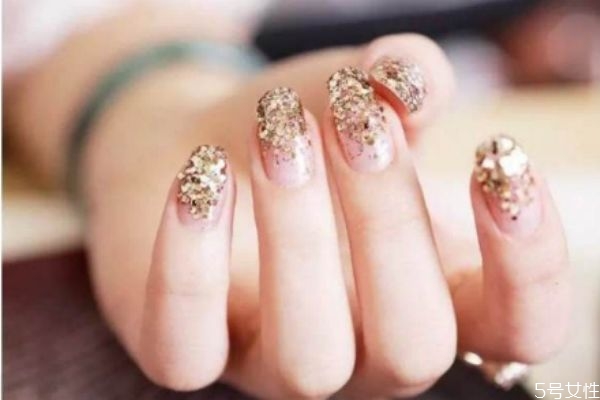 涂指甲油的步骤(涂指甲油的步骤视频教程)