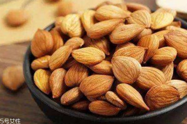 苦杏仁和甜杏仁的区别(苦杏仁和甜杏仁的区别图片)