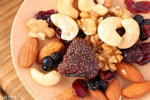 坚果一天吃多少比较合适呢(一天吃坚果吃多少合适)