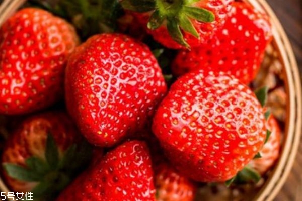 怎么挑选草莓(怎么挑选草莓才甜)