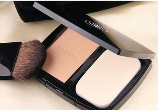 油性皮肤怎么用粉饼(油性皮肤用粉饼还是散粉好)