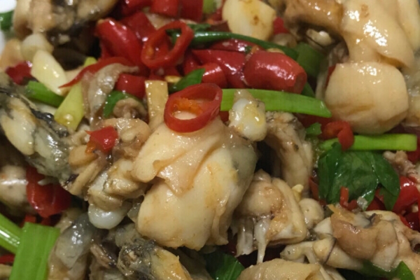 牛蛙的食用处理方法(食用牛蛙的注意事项)