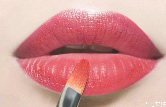 滋润口红涂出哑光效果(滋润口红怎么变成哑光)