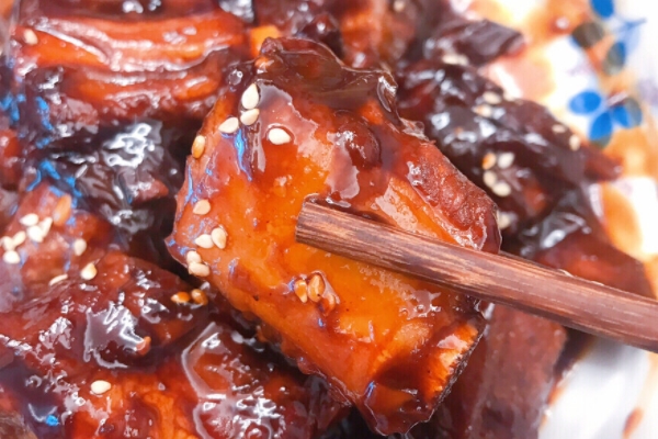 红烧排骨怎么做好吃(红烧排骨怎么做好吃又简单视频教程窍门)