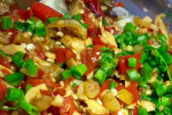 剁椒鱼头的热量(剁椒鱼头怎么做好吃?)