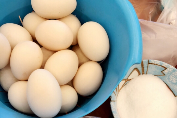 如何防止腌蛋越久越咸(鸭蛋腌太咸怎么补救)