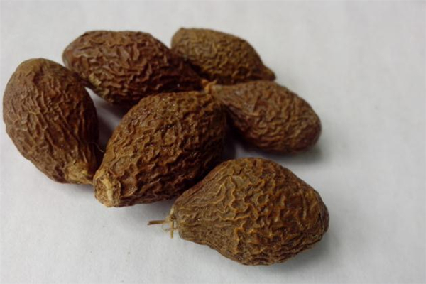 做美甲的材料过期了还能用吗(过期的美甲胶还能用吗)