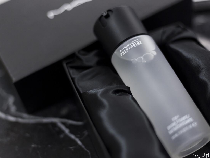 先散粉还是先定妆喷雾(定妆粉好还是定妆喷雾好) 先散粉还是先定妆喷雾(定妆粉好还是定妆喷雾好)