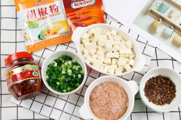 麻婆豆腐焯水用热水还是凉水(麻婆豆腐冷水焯水还是热水)