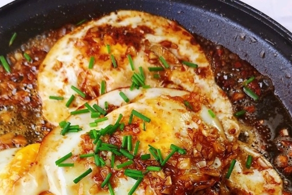 荷包蛋为什么发黑(荷包蛋为什么发黑)