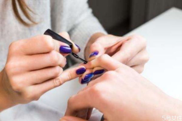美甲应该注意哪些细节(做美甲有哪些细节要注意)