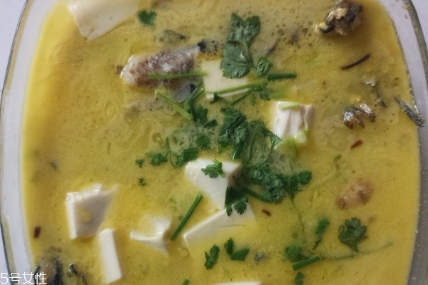 鱼汤可用香菜去腥(鱼汤加什么去腥味)