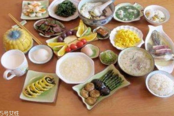 女性坐月子不可以吃那些食物(女人坐月子不能吃哪些食物)