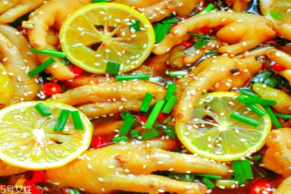 冬天适合做什么款式的美甲图片(冬天适合什么样子的美甲)