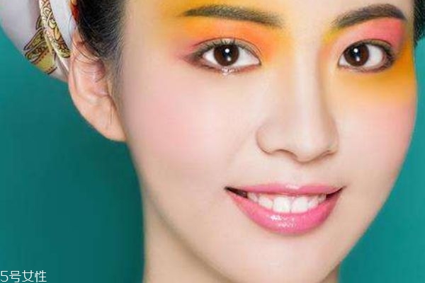 厚唇适合什么颜色的口红(嘴唇厚适合什么颜色的口红)