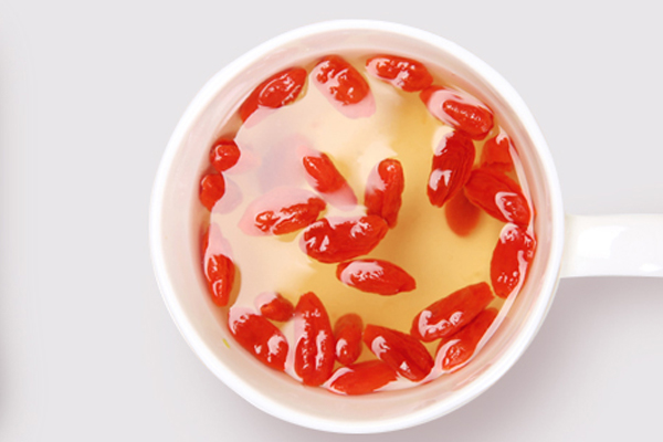 枸杞泡水后可以吃吗(泡枸杞水枸杞用吃掉吗)