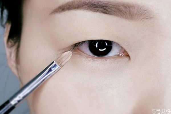 画烟熏妆的步骤(烟熏妆怎么画教程) 画烟熏妆的步骤(烟熏妆怎么画教程)