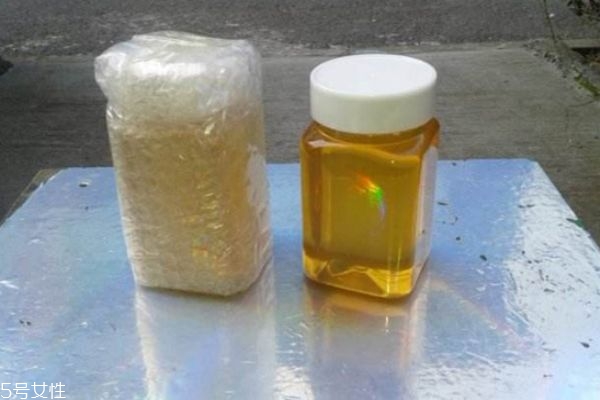 夏天蜂蜜不放在冰箱里会坏吗(夏天蜂蜜不放冰箱会不会坏)