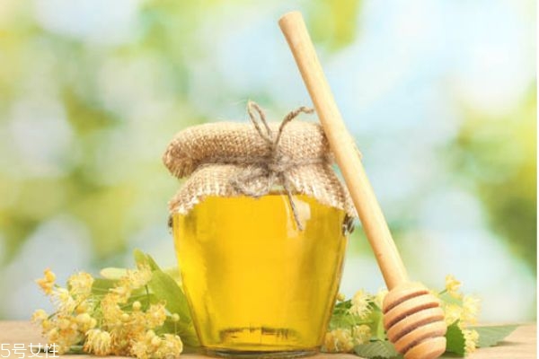 吃蜂蜜最佳搭档(蜂蜜配合什么吃最好)