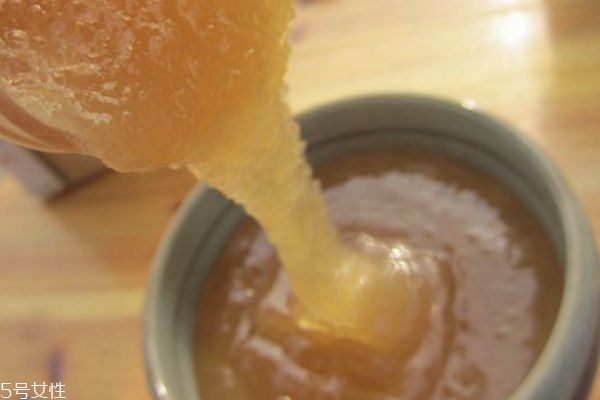 蜂蜜结晶是怎么回事(蜂蜜结晶是怎么回事?还能喝吗?)