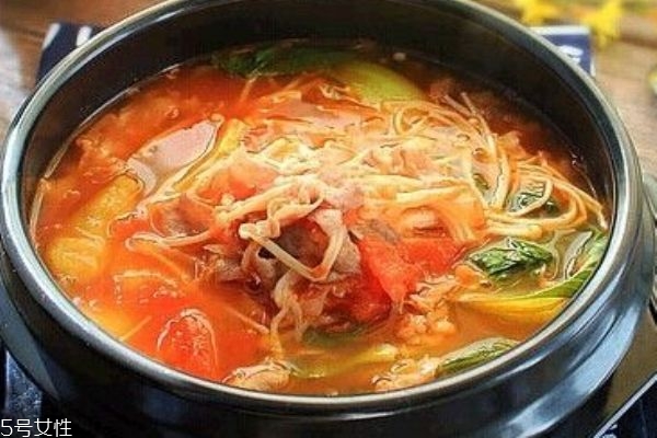 番茄金针菇肥牛可以一起吃吗(西红柿,金针菇,牛肉可以同时吃吗)