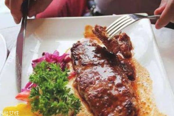 肉眼牛排几分熟最好吃(肉眼牛排几分熟最好吃蘸什么酱)