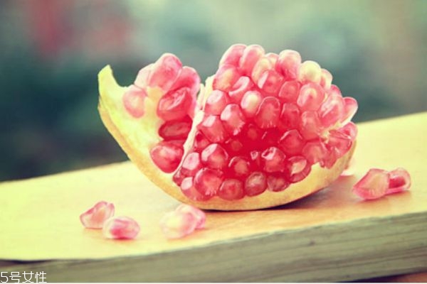 剥石榴的方法(石榴如何剥皮 最快剥石榴方法)